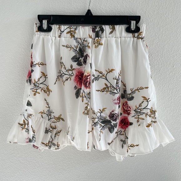 Floral white ruffled cami and shorts set Small - Picture 4 of 4